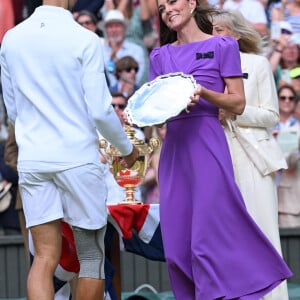 Kate Middleton entrega prêmio para o tenista sérvio Novak Djokovic na final do tradicional torneio de tênis de Wimbledon