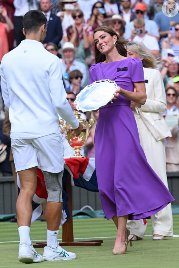 Kate Middleton entrega prêmio para o tenista sérvio Novak Djokovic na final do tradicional torneio de tênis de Wimbledon