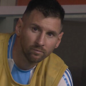 Machucado, Lionel Messi, estrela da Argentina, foi para o banco e lamentou sua saída do jogo