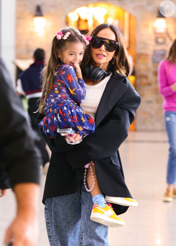 Sabrina Sato e a filha, Zoe, foram vistas em um aeroporto de São Paulo nesta segunda-feira (15)