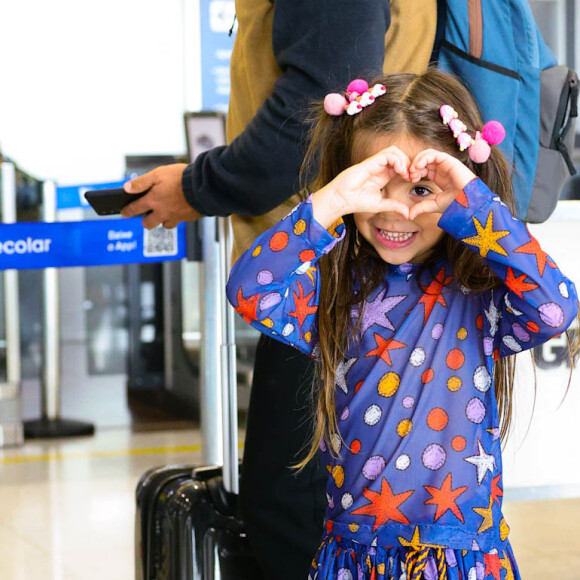 Zoe, filha de Sabrina Sato e Duda Nagle, posou para os paparazzi