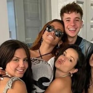 Internautas estão criticando Anitta após cantora publicar um vídeo dançando na companhia do novo casal Mariana Sena e Juliano Floss, ex de Vivi Wanderley