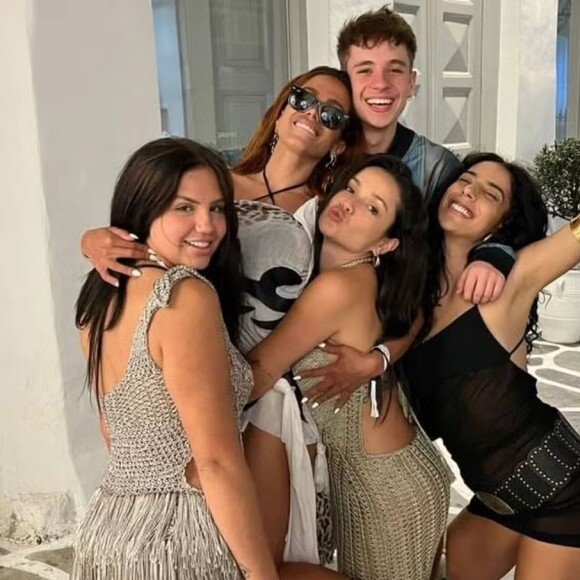 Internautas estão criticando Anitta após cantora publicar um vídeo dançando na companhia do novo casal Mariana Sena e Juliano Floss, ex de Vivi Wanderley
