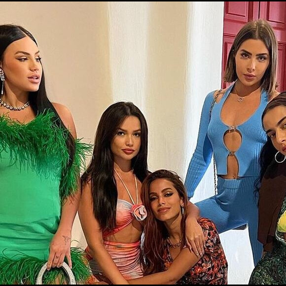 Anitta é criticada e acusada de não ter 'responsabilidade afetiva' por vídeo com nova namorada de Juliano Floss