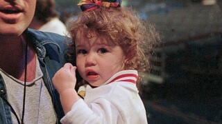Em 1994, essa bebê bochechuda e cacheada era apenas uma nepobaby fofa, hoje é uma famosa com fortuna que beira um bilhão. Reconhece?!