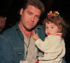 Fotos antigas mostram Miley Cyrus no colo de Billy Ray Cyrus quando tinha apenas 1 ano e 11 meses