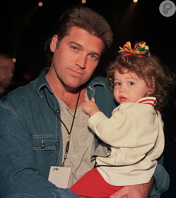 Fotos antigas mostram Miley Cyrus no colo de Billy Ray Cyrus quando tinha apenas 1 ano e 11 meses