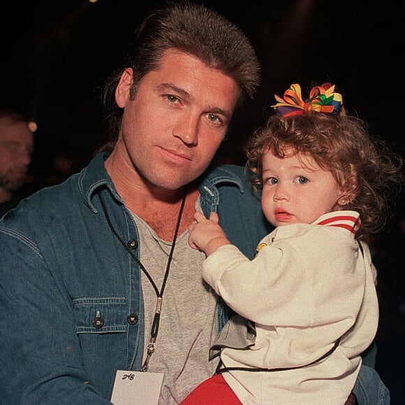 Fotos antigas mostram Miley Cyrus no colo de Billy Ray Cyrus quando tinha apenas 1 ano e 11 meses