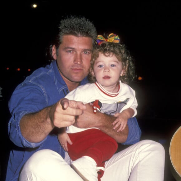 Em 1994, Miley Cyrus já aparecia ao lado do pai, Billy Ray Cyrus