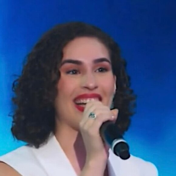Lívian Aragão segurou as lágrimas em homenagem no 'Domingão com Huck'