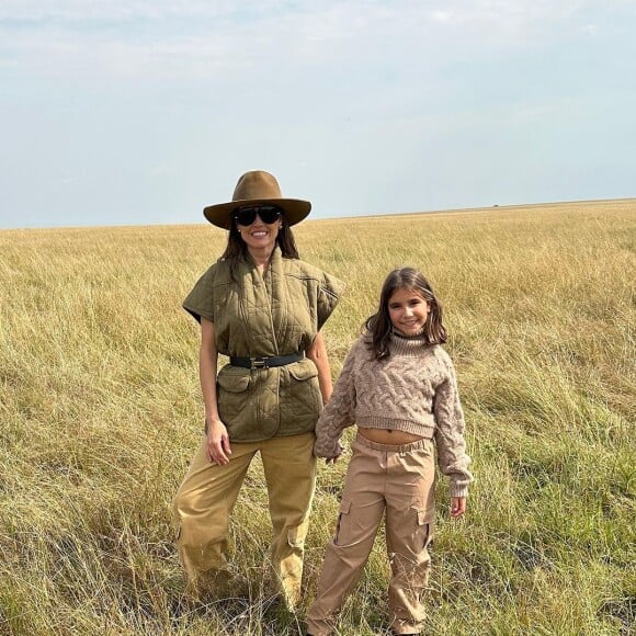 Deborah Secco está viajando com a filha Maria Flor, de 8 anos, para o Quênia