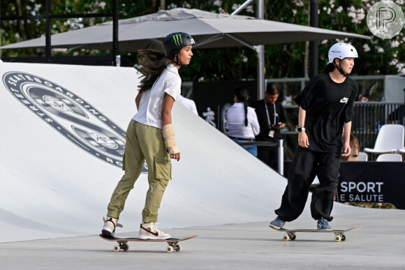 Rayssa Leal e sua equipe voltaram de skate para a Vila Olímpica