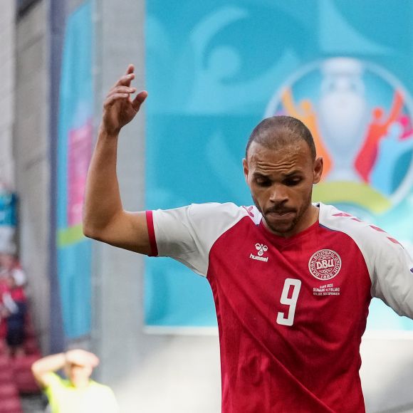 O jogador dinamarquês Christian Eriksen sofreu uma parada cardiorrespiratória em campo