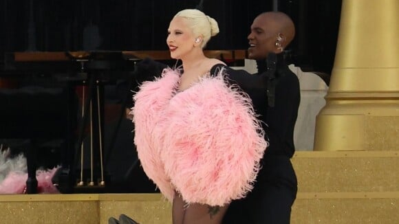Olimpíadas Paris 2024: look de Lady Gaga em cerimônia de abertura causa polêmica com acusação de plágio de designer famoso: 'Vergonha'