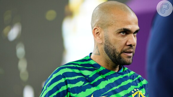 Daniel Alves foi condenado a quatro anos e meio de prisão por estupro, em Barcelona.