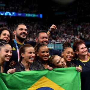 Bronze nas Olimpíadas de 2024, a ginasta revelou que era proibida de beber água nos treinamentos e que, com isso, desenvolveu 15 pedras nos rins e ficou anêmica e com 17 anos.