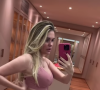 Bárbara Evans atualizou suas redes sociais com fotos exibindo sua barriga sequinha