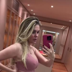 Bárbara Evans atualizou suas redes sociais com fotos exibindo sua barriga sequinha