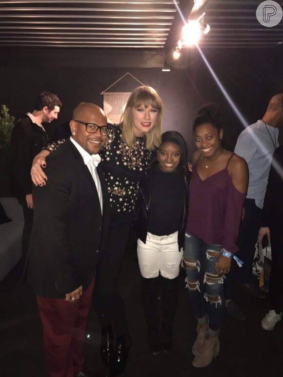 Sobrou até para Taylor Swift! A cantora de 1,80 metros, até abaixada, conseguiu ser muito mais alta que Simone Biles