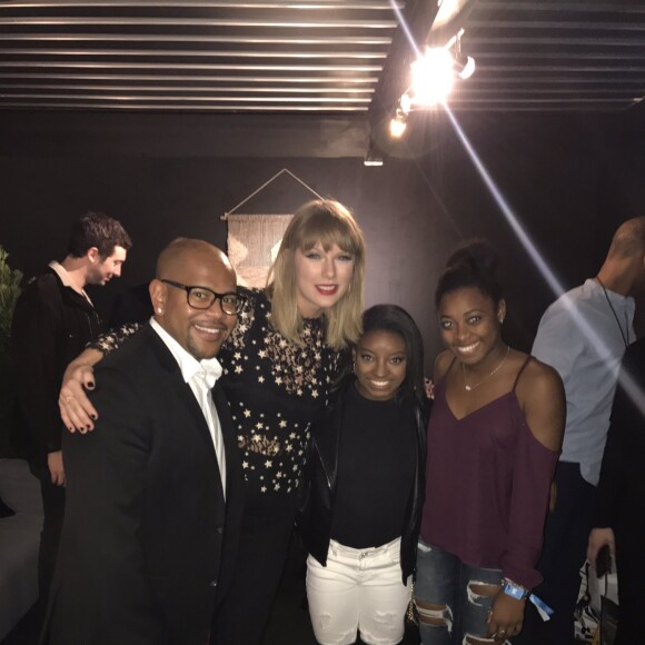 Sobrou até para Taylor Swift! A cantora de 1,80 metros, até abaixada, conseguiu ser muito mais alta que Simone Biles
