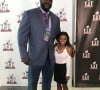 Olha isso! Simone Biles ao lado do ex-jogador de basquete Shaquille O'Neal, que tem 2,16 metros