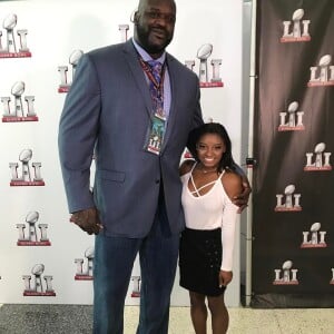 Olha isso! Simone Biles ao lado do ex-jogador de basquete Shaquille O'Neal, que tem 2,16 metros