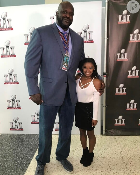 Olha isso! Simone Biles ao lado do ex-jogador de basquete Shaquille O'Neal, que tem 2,16 metros