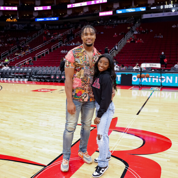 Simone Biles é quase 40 centímetros mais baixa que o marido, o jogador de futebol americano Jonathan Owens