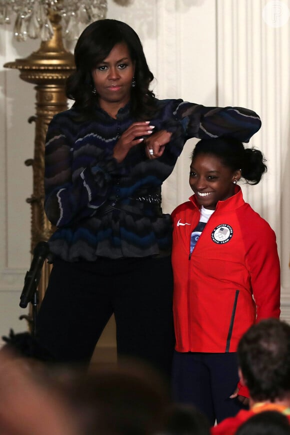 Sobrou até para Michelle Obama! Ex-primeira dama dos EUA tem 1,80 metros, e brincou em fotos ao lado de Simone Biles