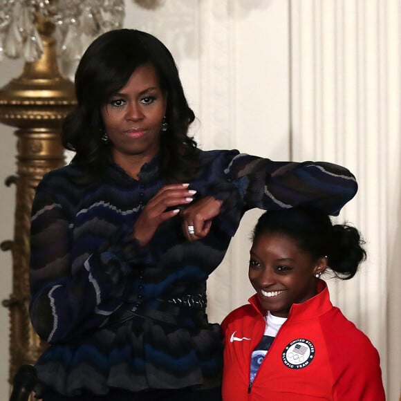 Sobrou até para Michelle Obama! Ex-primeira dama dos EUA tem 1,80 metros, e brincou em fotos ao lado de Simone Biles