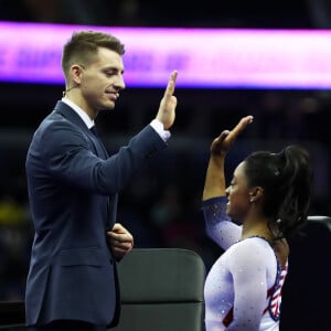 Até mesmo ao lado de outros ginastas, como Max Withlock, de 1,67 metros de altura, Simone Biles consegue parecer muito baixinha 