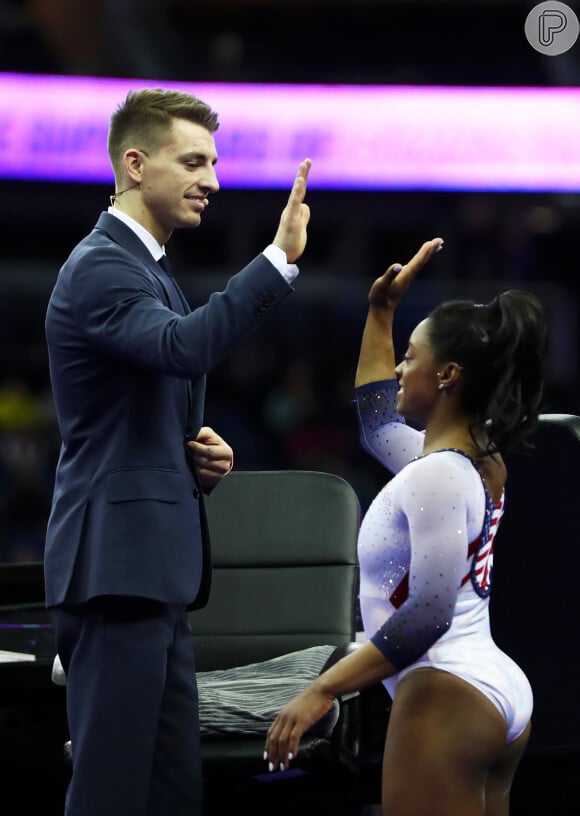 Até mesmo ao lado de outros ginastas, como Max Withlock, de 1,67 metros de altura, Simone Biles consegue parecer muito baixinha 