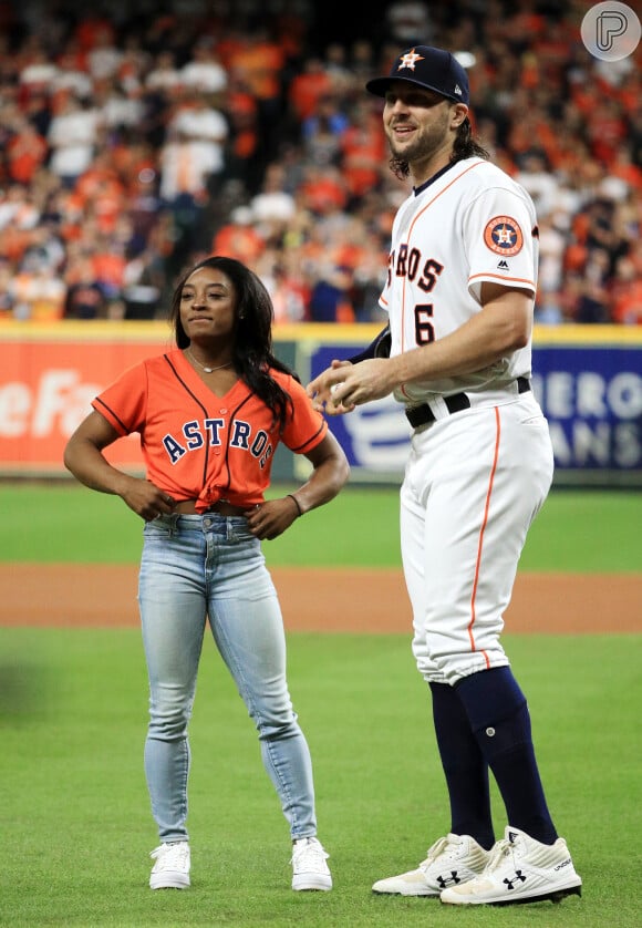 Simone Biles também foi fotografada ao lado do jogador de futebol americano Jake Marisnick, de 1,91 metros de altura