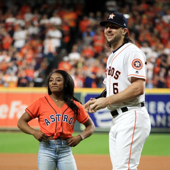 Simone Biles também foi fotografada ao lado do jogador de futebol americano Jake Marisnick, de 1,91 metros de altura