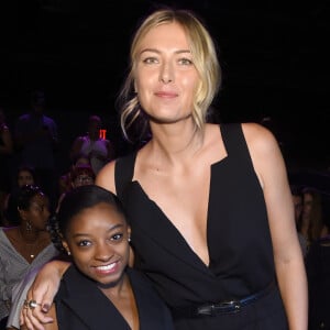 Maria Sharapova, jogadora de tênis russa de 1,88 metros, até parece gigante ao lado de Simone Biles