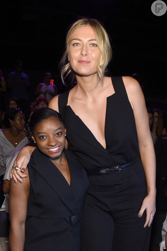 Maria Sharapova, jogadora de tênis russa de 1,88 metros, até parece gigante ao lado de Simone Biles