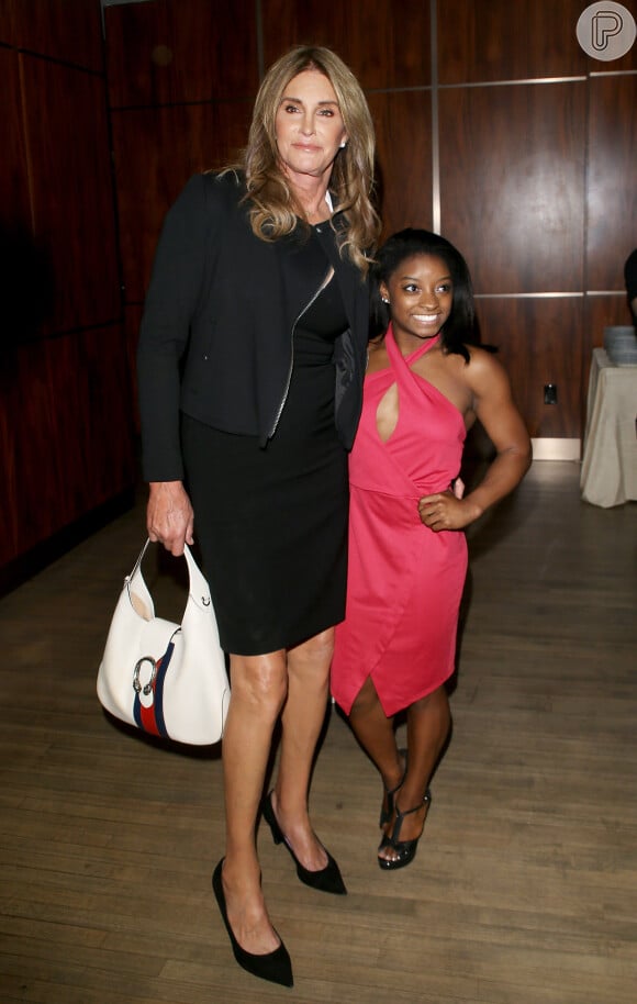 Com a mesma altura, 1,88 metros, Caitlyn Jenner roubou a cena ao lado de Simone Biles nesta foto