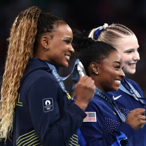 Rebeca Andrade ficou atrás de Simone Biles, que levou o ouro. Jade Carey, também dos EUA, ficou com a medalha de bronze