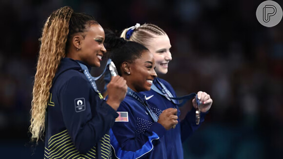 Rebeca Andrade ficou atrás de Simone Biles, que levou o ouro. Jade Carey, também dos EUA, ficou com a medalha de bronze