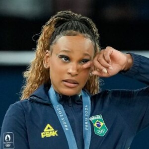 Do lugar mais alto do pódio, Rebeca Andrade se emocionou ao ouvir o hino do Brasil Olimpíadas de Paris 2024