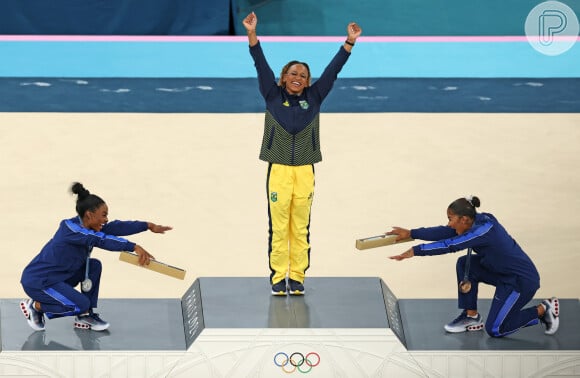 Na ocasião, Rebeca Andrade foi reverenciada por Simone Biles e Jordan Chiles, que se ajoelharam a parabenizando