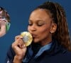 Em Paris, a mãe da atleta faz sua estreia em solo internacional assistindo a medalhista olímpica.