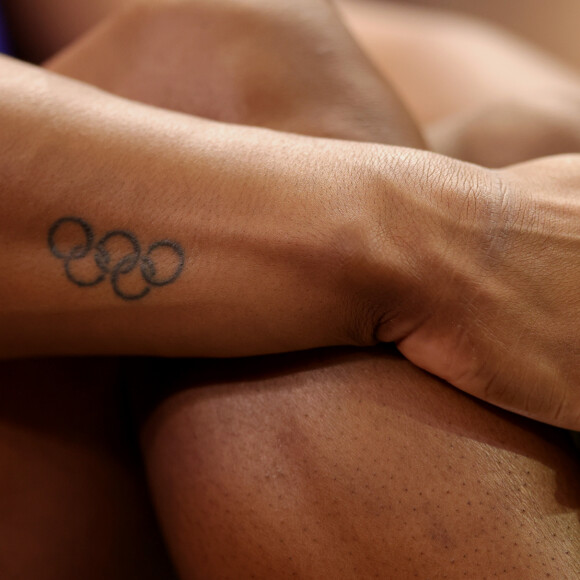Simone Biles tem outras 6 tatuagens, incluindo o arco olímpico e um número com o marido, Jonathan Owens
