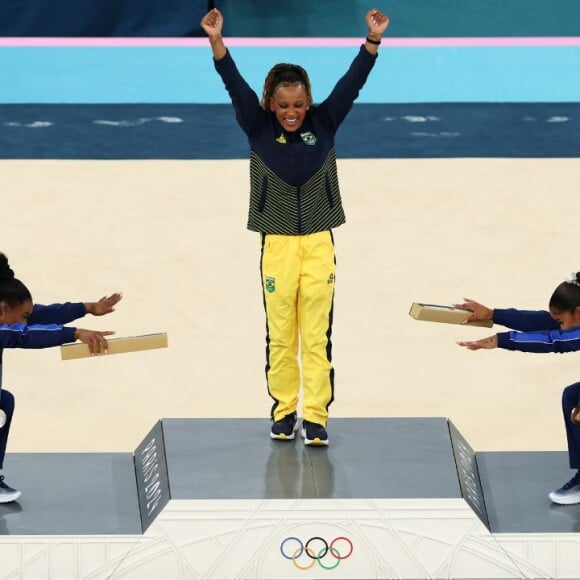 A foto de Rebeca Andrade sendo reverenciada nas Olimpíadas de Paris 2024 não passou despercebida por ninguém