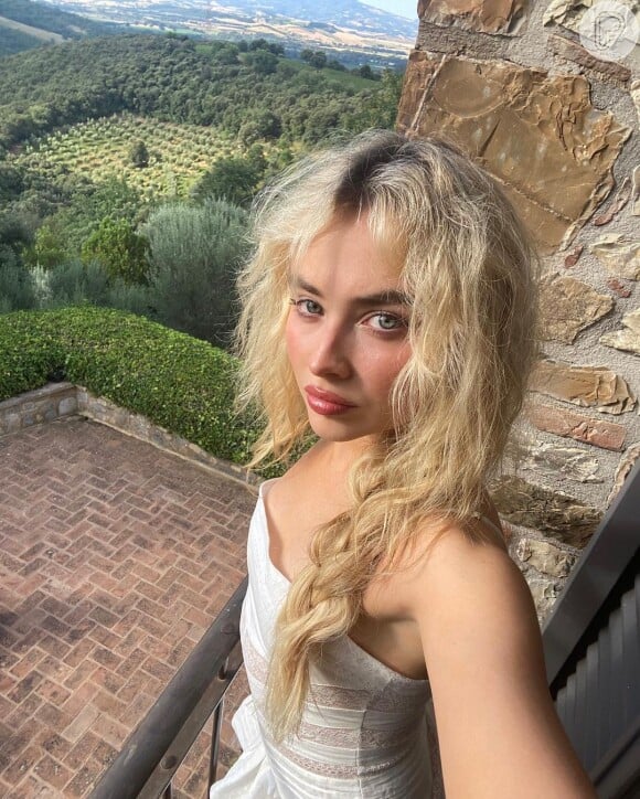 A atriz e cantora Sabrina Carpenter escolheu o modelo curtain bangs para a franja.