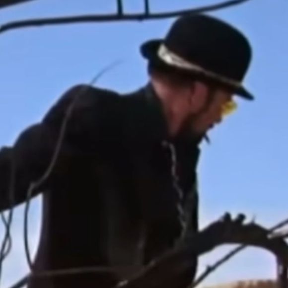 O personagem do piloto, em o filme 'O Pequeno Príncipe', fez uma encenação de serpente para o Principezinho, no filme.