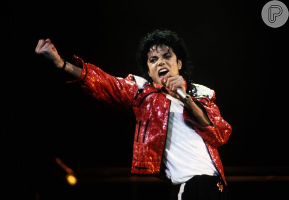 Michael Jackson nos deixou há 15 anos, mas até hoje ele é lembrado por uma legião de fãs. Suas músicas, como "Billie Jean" e "Thriller", são verdadeiros ícones.