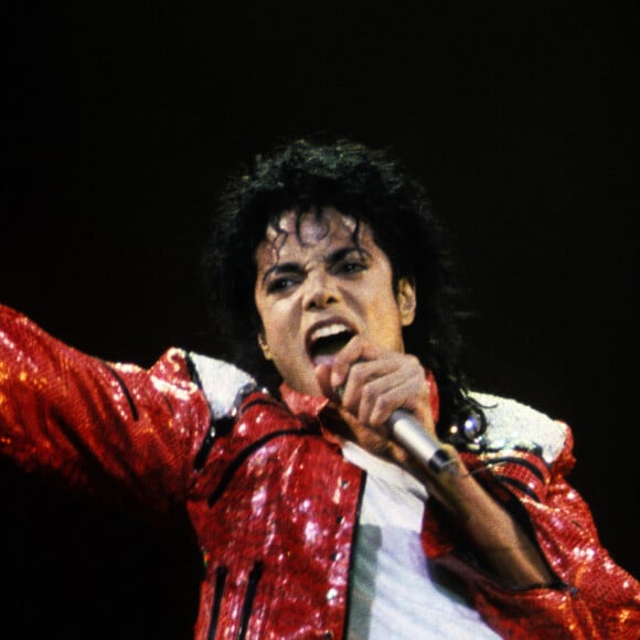 Michael Jackson nos deixou há 15 anos, mas até hoje ele é lembrado por uma legião de fãs. Suas músicas, como "Billie Jean" e "Thriller", são verdadeiros ícones.