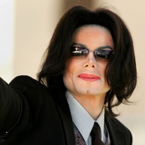 Michael Jackson morreu em decorrência de uma overdose.