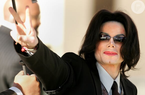 Michael Jackson morreu em decorrência de uma overdose.